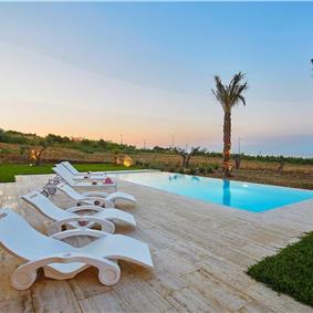 3 bedroom villa with infinity pool and jacuzzi, Scopello, sleeps 5-6